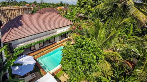 uma vista aérea de uma casa com piscina em Hutan Villa by EVDEkimi Ubud em Ubud
