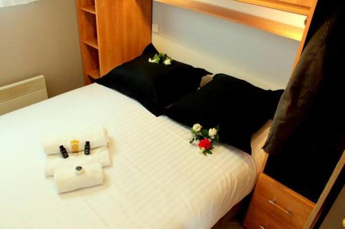 - une chambre avec un lit blanc orné de fleurs dans l'établissement les allées du cap, à Antibes