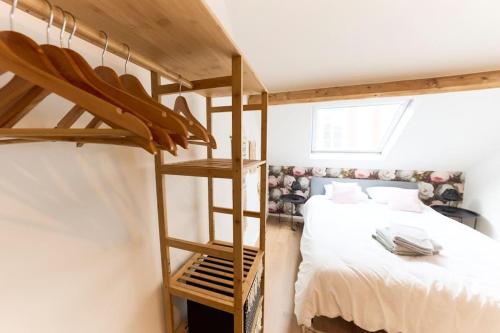 1 dormitorio con 2 literas y 1 cama en Hippie chic !, en Mons