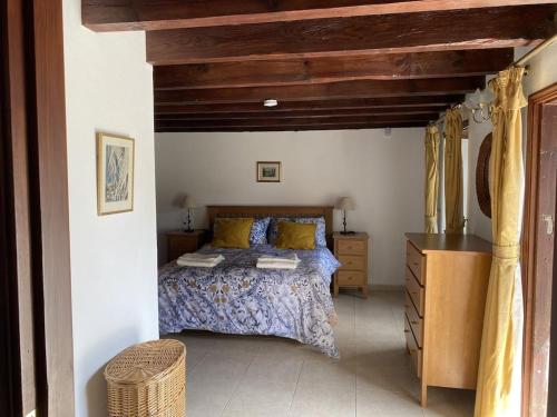 ein Schlafzimmer mit einem Bett und einer Holzdecke in der Unterkunft Spacious characterful villa with spectacular views in quiet rural setting. in Breña Alta