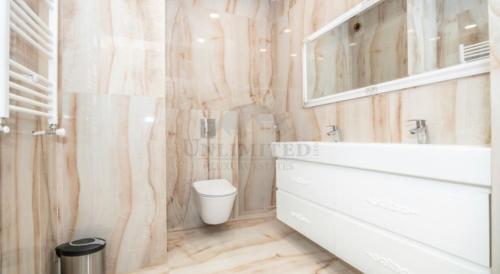 La salle de bains est pourvue d'un lavabo blanc et de toilettes. dans l'établissement DIAMOND 2, à Sofia