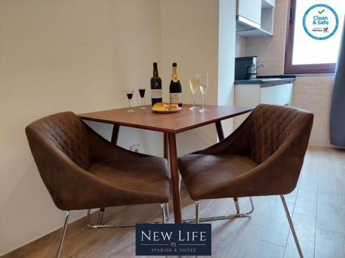 - une table avec 2 verres à vin et des bouteilles de vin dans l'établissement New Life - PARQUE CIDADE STUDIO-0T, à Porto