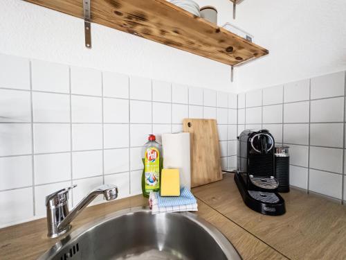 encimera de cocina con fregadero y encimera en FirstClass 2-Room-Apartment, en Leipzig