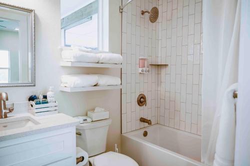 パドレ・アイランドにあるCasa Pura Vidaのトイレ、シャワー、洗面台を備えたバスルーム