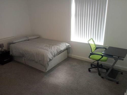 een slaapkamer met een bed, een bureau en een stoel bij Ensuite Double-bed (E3) close to Burnley city centre in Burnley