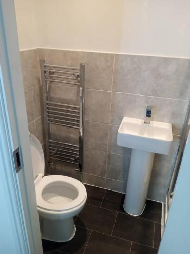 een badkamer met een toilet en een wastafel bij Ensuite Double-bed (E3) close to Burnley city centre in Burnley