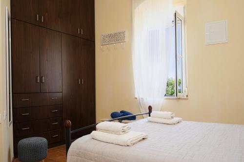 1 dormitorio con 1 cama con toallas en Batilas Garden House en Kissamos