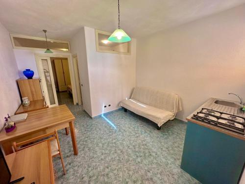 - un salon avec un canapé et une table dans l'établissement Casa Assunta, à Ischia