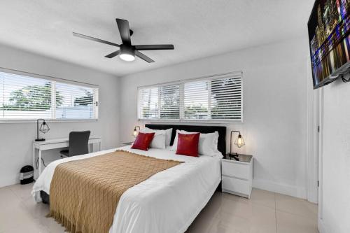 - une chambre avec un lit et un ventilateur de plafond dans l'établissement Vacation Home 3 Bedrooms, Private Pool and Pool Table, à Fort Lauderdale