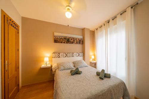 - une chambre avec un lit doté de 2 oreillers verts dans l'établissement Apartamento Cantarero, à Nerja
