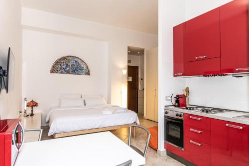 A kitchen or kitchenette at Studio Lunigiana Milano Stazione Milano