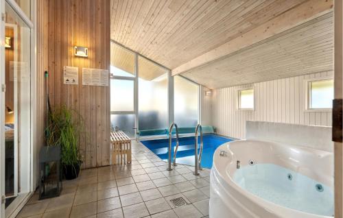 Bazén v ubytování Cozy Home In Juelsminde With Sauna nebo v jeho okolí