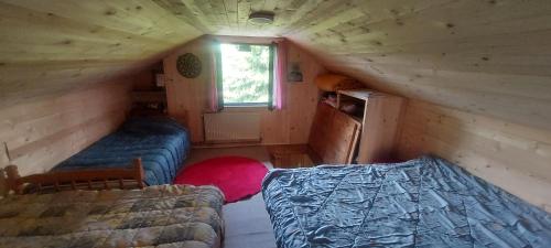 Zimmer mit 2 Betten in einem Blockhaus in der Unterkunft Villa Krompir in Tetovo