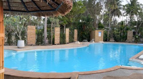 Bazén v ubytování Phangka Paradise Resort nebo v jeho okolí