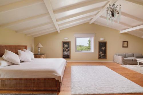 una camera con un grande letto e un divano di Triklino Estate ad Áfra