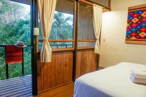 Tempat tidur dalam kamar di Pacha Eco Lodge Glamping & Hotel