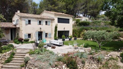 ein Haus mit Garten davor in der Unterkunft Domaine en Provence in Lambesc