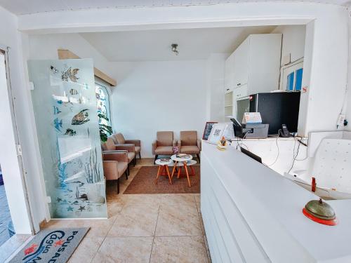 カボ・フリオにあるPousada Água Marinhaのカウンターとリビングルームが備わる客室です。