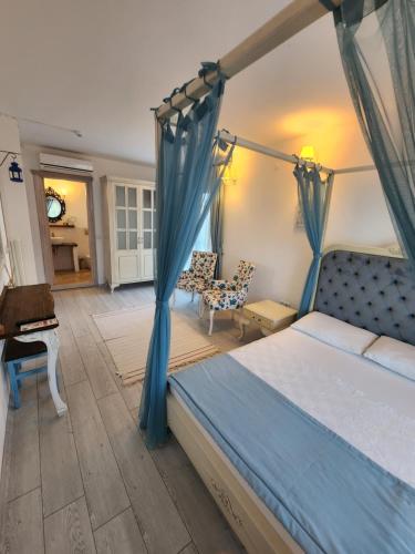 Кровать или кровати в номере Tarcin Alacati Hotel