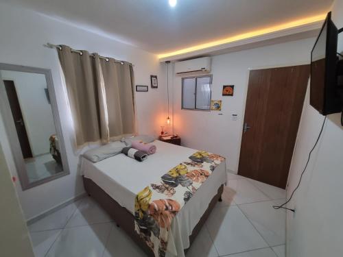 a small bedroom with a bed and a television at Kitnet encantador no centro de campina grande -PB in Campina Grande