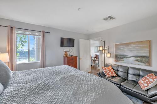 En eller flere senge i et værelse på Nash Gold Private Condo - 2bed, 2bath, Sleep 6, 25 Min Walk To Broadway And All Nashville Attractions, Pool, Gym