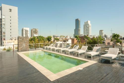 una piscina en la azotea de un edificio en Premium Studio at Central Location Palermo -T707- en Buenos Aires