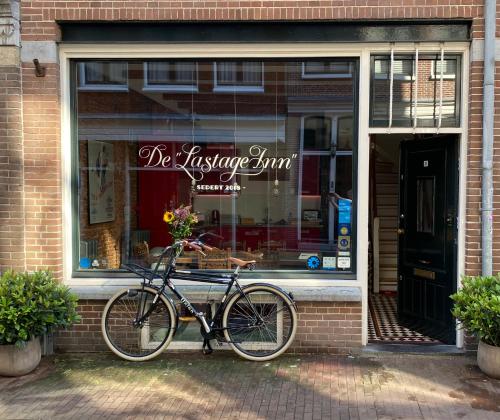 una bicicletta parcheggiata davanti alla finestra del negozio di The Lastage Inn - Bed & Breakfast ad Amsterdam