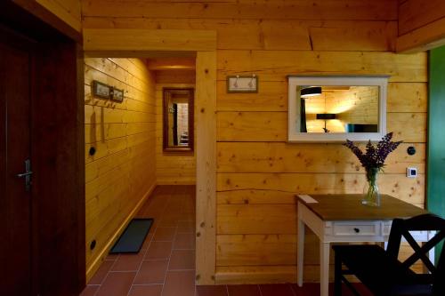 um quarto num chalé de madeira com uma mesa e uma janela em Domy Nad Drawskim em Siemczyno
