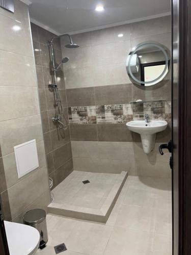 een badkamer met een douche en een wastafel bij Vista Sul Mare in Boergas