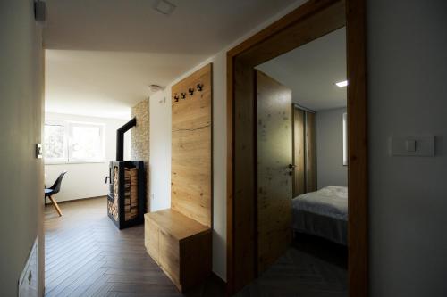 Habitación con una puerta que conduce a un dormitorio en Holiday House Chilly en Kotlje