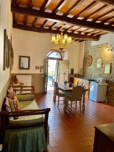 a large living room with a table and a kitchen at La Magione dei Todaro in Borgo a Buggiano