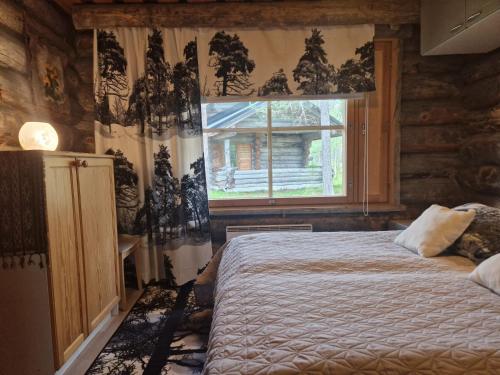 a bedroom with a bed and a window with curtains at Korpikelo in Ylläsjärvi