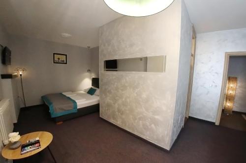 فندق سوكاك في سراييفو: غرفة صغيرة بها سرير وطاولة