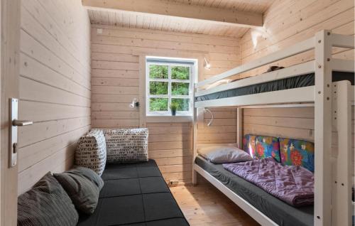 Cette chambre comprend 2 lits superposés et une fenêtre. dans l'établissement Amazing Home In Hadsund With Kitchen, à Hadsund