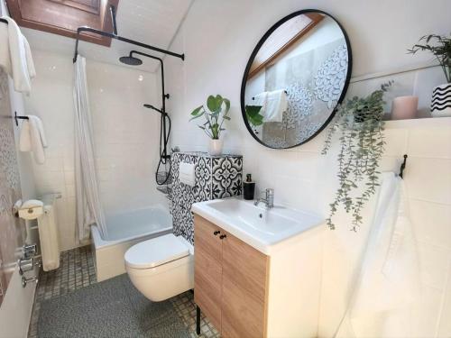 een badkamer met een wastafel, een toilet en een spiegel bij Ferienwohnungen Krüger 'Apartment Luke' in Michelstadt
