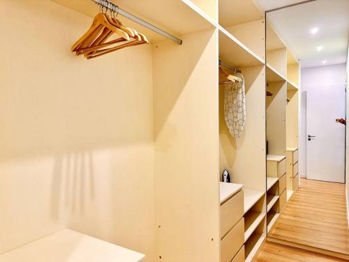 vestidor con paredes blancas y suelo de madera en Lucky Alameda Apartment, en Lisboa