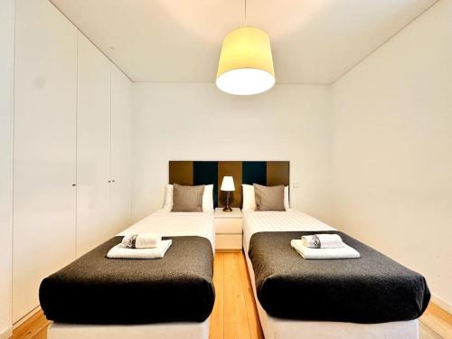 Dos camas en una habitación pequeña con en Lucky Alameda Apartment, en Lisboa