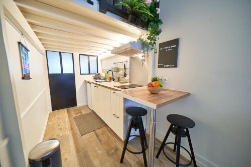 Kitchen o kitchenette sa Le Petit Poizat - studio cosy Villeurbanne