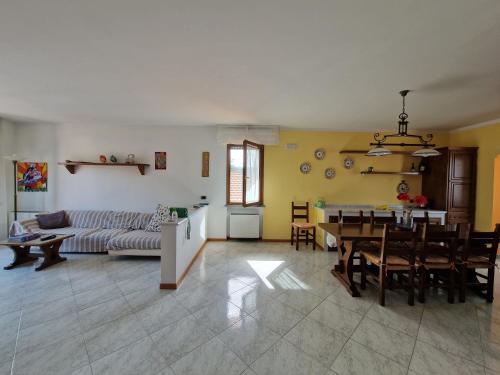 a living room with a couch and a table at Appartamento incantevole a Massarosa tra Viareggio e Lucca in Massarosa
