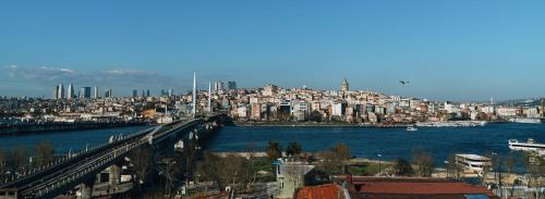 Blick auf eine Stadt mit einer Brücke und einem Fluss in der Unterkunft Astra Boutique Hotel in Istanbul