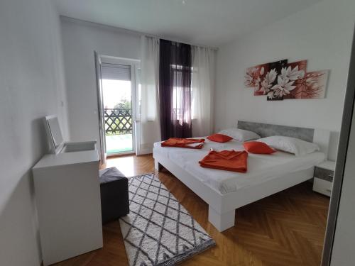 Postel nebo postele na pokoji v ubytování Apartment Teresa with big terrace Dramalj