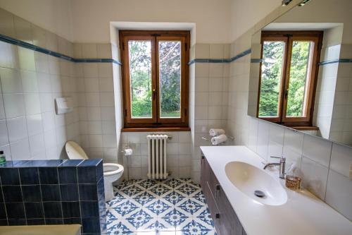 La salle de bains est pourvue d'un lavabo, de toilettes et d'un miroir. dans l'établissement Il Vago Soggiorno, à Barberino di Mugello