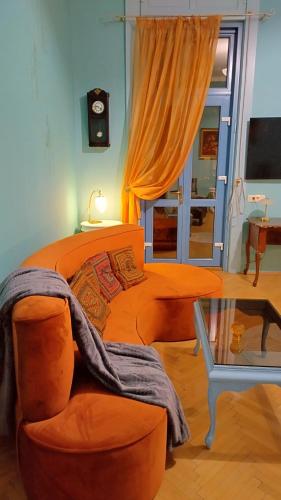 1 dormitorio con 1 cama, 1 silla y 1 reloj en Melina Studio en Timisoara