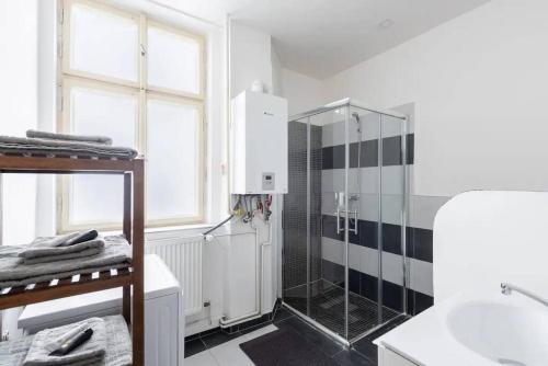 y baño con ducha y lavamanos. en Spacious apartment with balcony at Wenceslas Sq, en Praga
