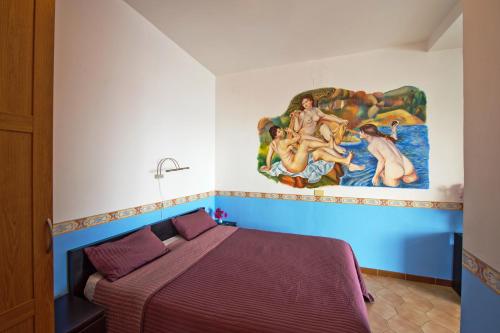1 dormitorio con 1 cama y una pintura en la pared en Bed and Breakfast Da Claudio, en Conca dei Marini