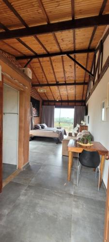 a large living room with a table and a couch at Hospedagem Pé de Serra in Botucatu