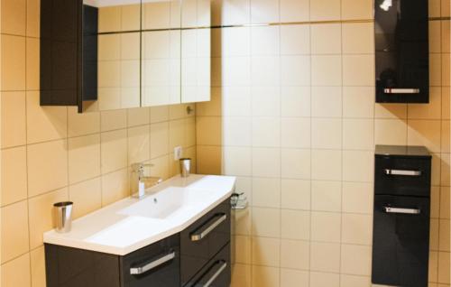 y baño con lavabo y espejo. en Awesome Home In Bad Kleinkirchheim With Wifi en Bad Kleinkirchheim