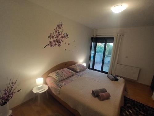 - une chambre avec un lit et une fenêtre dans l'établissement Apartment Anita, à Zadar