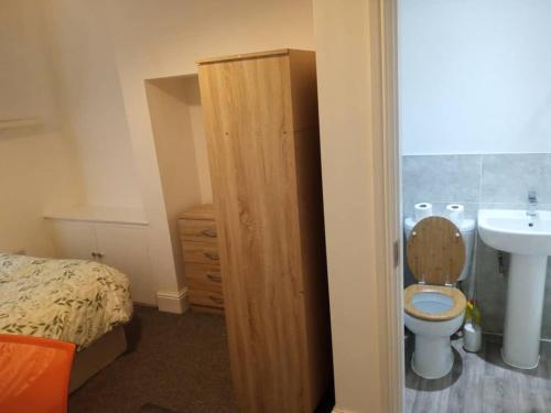 a bathroom with a toilet and a sink at Ensuite Double-bed (H1) close to Burnley city centre in Burnley