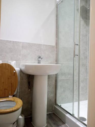 a bathroom with a toilet and a sink and a shower at Ensuite Double-bed (H1) close to Burnley city centre in Burnley